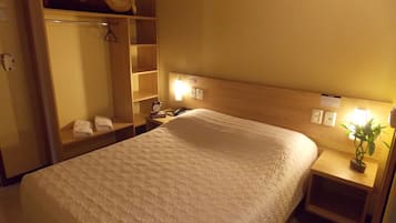 Economy Room | Desk, free WiFi