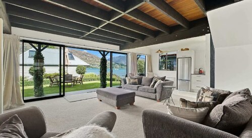 Couple's Retreat Lakefront apartment