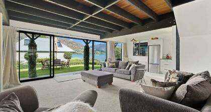 Couple's Retreat Lakefront apartment