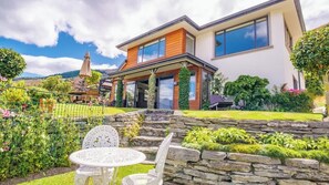 Outdoor dining - Couple's Retreat Lakefront apartment (Queenstown)