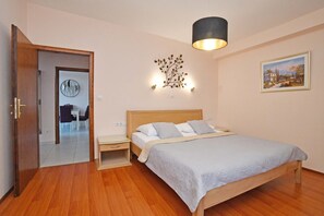 2 Schlafzimmer, Zimmersafe, Bügeleisen/Bügelbrett, WLAN