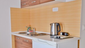 Standard Studio, 1 Queen Bed, Partial Sea View | Private kitchenette - Apartments Cenic (Becici)