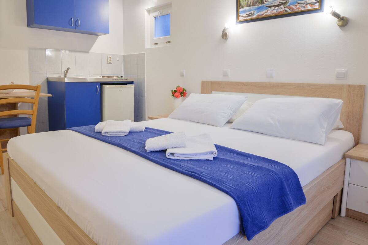 Economy Studio, 1 Queen Bed | Free WiFi, bed sheets