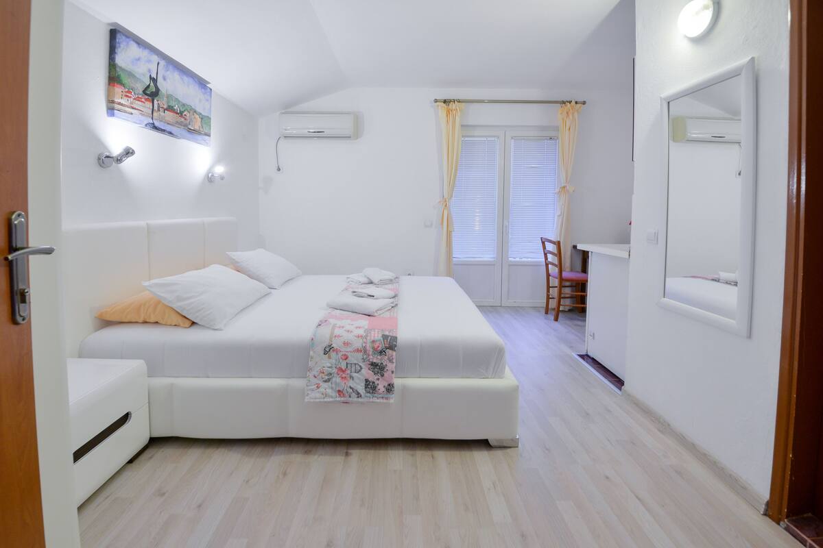 Standard Studio, 1 Queen Bed, Partial Sea View | Free WiFi, bed sheets