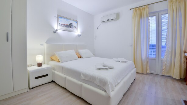 Standard Studio, 1 Queen Bed, Partial Sea View - Apartments Cenic (Becici)