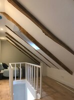 Ropa de cama hipoalergénica y espacio para trabajar con laptop