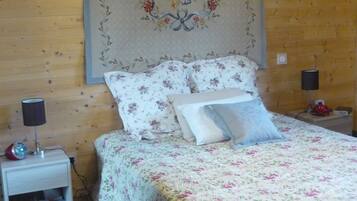 2 bedrooms, iron/ironing board, bed sheets