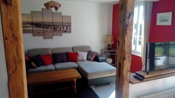TV, fireplace, books, stereo