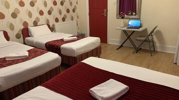 Deluxe Triple Room | Living area