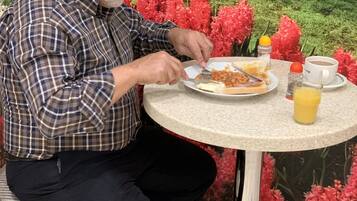 Free daily English breakfast