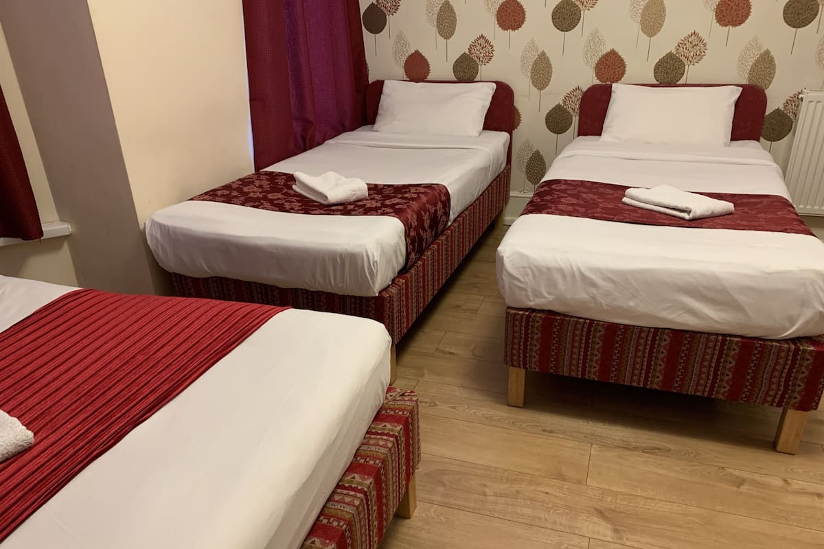 Deluxe Quadruple Room | Living area