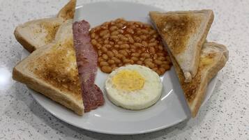Free daily English breakfast