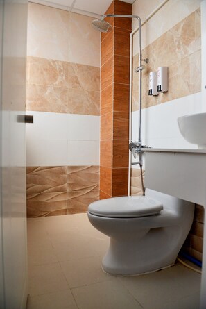 Quarto casal standard | Banheiro | Chuveiro, secador de cabelo, toalhas de banho, shampoo