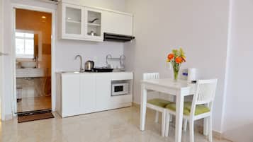 Deluxe Double Room | Private kitchen | Mini-fridge