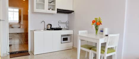 Deluxe Double Room | Private kitchen | Mini-fridge