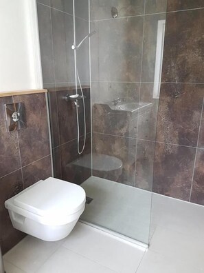 Een douche, een haardroger, handdoeken, zeep