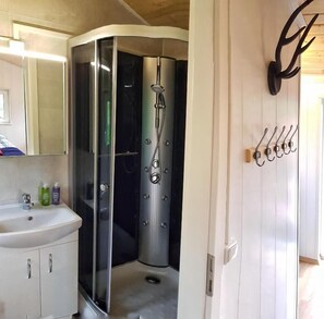 Cabin, phòng tắm riêng | Phòng tắm | Buồng tắm vòi sen, máy sấy tóc, khăn tắm, xà phòng 