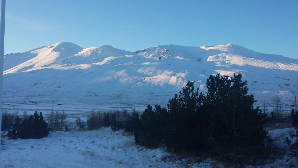 Een berglandschap bedekt met sneeuw, met een heldere lucht.