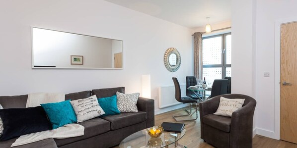 Business Apartment | Living room | Smart TV, Netflix, streaming services - Belfry Quarters (Redhill)