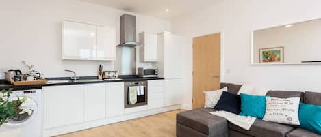 Business Apartment | Private kitchen | Fridge, microwave, oven, stovetop