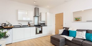 Business Apartment | Private kitchen | Fridge, microwave, oven, stovetop - Belfry Quarters (Redhill)