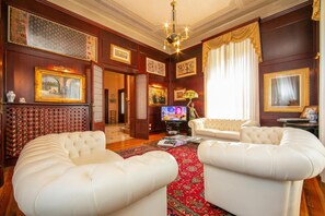Family Villa, Multiple Bedrooms (Villa Barbara) | Living area | 22-inch flat-screen TV with cable channels, TV, fireplace - Villa Barbara (Desenzano del Garda)