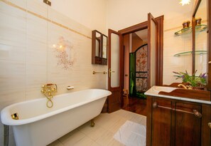 Family Villa, Multiple Bedrooms (Villa Barbara) | Bathroom | Combined shower/tub, rainfall showerhead, free toiletries, hair dryer - Villa Barbara (Desenzano del Garda)