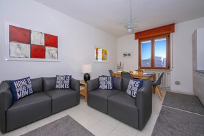 Appartement Standard, 2 chambres, balcon (Casa dei Quadri) | Aire de séjour | Téléviseur à écran plat