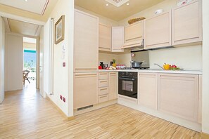Family Apartment, Multiple Bedrooms, 2 Bathrooms, Lakeside (Casa Bel Tramonto) | Private kitchen | Full-sized fridge, oven, stovetop, dishwasher - Casa Bel Tramonto (Sirmione)