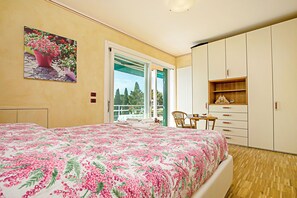 Familjelägenhet - 2 sovrum - 2 badrum - vid sjön (Casa Bel Tramonto) | 2 sovrum, gratis wi-fi och sängkläder