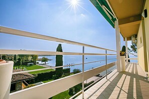 Familienapartment, Mehrere Schlafzimmer, 2 Bäder, Seeseite (Casa Bel Tramonto) | Unterkunftsgelände