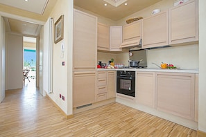 Familienapartment, Mehrere Schlafzimmer, 2 Bäder, Seeseite (Casa Bel Tramonto) | Eigene Küche | Großer Kühlschrank, Ofen, Herdplatte, Geschirrspüler