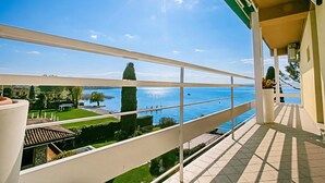 Varanda com vista clara para um lago e uma linha de costa distante.
