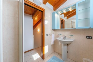 Family Apartment, Multiple Bedrooms, 2 Bathrooms (VistaLago Green Residence 100m From) | Bathroom | Shower, rainfall showerhead, free toiletries, hair dryer