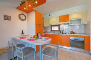 Family Apartment, Multiple Bedrooms, 2 Bathrooms (VistaLago Green Residence 100m From) | Dining room