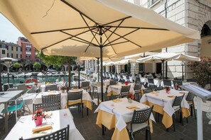 Outdoor dining - Residenza Verde (Desenzano del Garda)