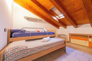 Family Apartment, Multiple Bedrooms, 2 Bathrooms (VistaLago Green Residence 100m From) | 1 bedroom, free WiFi, bed sheets - Residenza Verde (Desenzano del Garda)