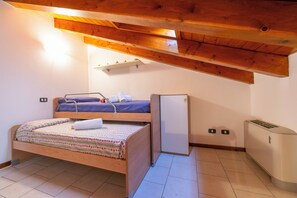 Family Apartment, Multiple Bedrooms, 2 Bathrooms (VistaLago Green Residence 100m From) | 1 bedroom, free WiFi, bed sheets - Residenza Verde (Desenzano del Garda)