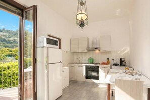 Apartamento família, vários quartos (Villa Alberti Appartamento Emma) | Cozinha privada | Geladeira grande, micro-ondas, fogão, cooktop