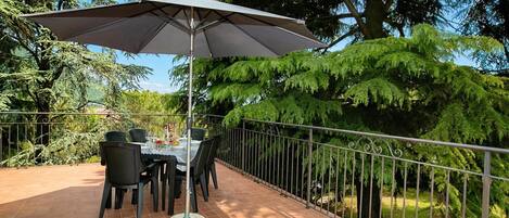 Familienapartment, 3 Schlafzimmer, Mikrowelle (Villa Alberti Apt Emma 900m from) | Speisen im Freien