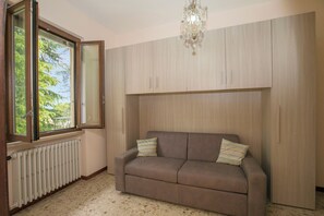Departamento familiar, varias habitaciones (Villa Alberti Appartamento Emma) | Área de sala de estar | Televisión de pantalla plana de 21 pulgadas con canales por cable 