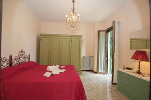 Familienapartment, Mehrere Schlafzimmer (Villa Alberti Appartamento Emma) | 3 Schlafzimmer, Bügeleisen/Bügelbrett, kostenloses WLAN, Bettwäsche