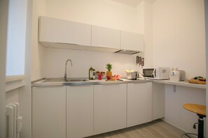 家庭公寓, 1 间卧室, 微波炉, 湖畔 (Casa Del Lago in Desenzano Centre) | 私人厨房 | 茶具/咖啡用具、大冰箱、微波炉、炉灶