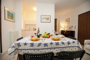 Family Apartment, Multiple Bedrooms, Lakeside (Casa Del Lago) | Dining
