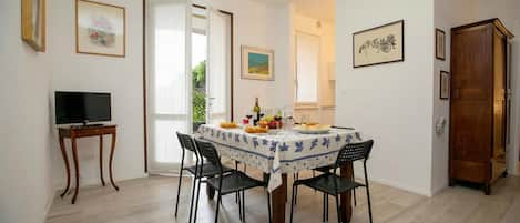 Family Apartment, Multiple Bedrooms, Lakeside (Casa Del Lago) | Dining