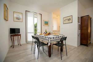 Appartement Familial, 1 chambre, four à micro-ondes (Casa Del Lago in Desenzano Centre) | Restauration