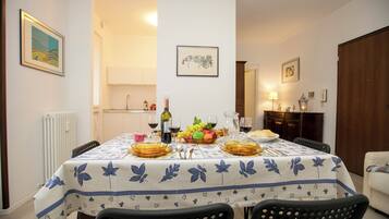 Family Apartment, 1 Bedroom, Lakeside (Casa Del Lago) | Dining