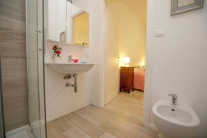 Family Apartment, Multiple Bedrooms, Lakeside (Casa Del Lago) | Bathroom