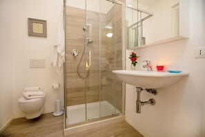 Family Apartment, Multiple Bedrooms, Lakeside (Casa Del Lago) | Bathroom