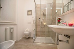 Apartamento família, vários quartos, ao lado do lago (Casa Del Lago) | Banheiro | Chuveiro, chuveiro com efeito de chuva, produtos de toalete grátis, bidê